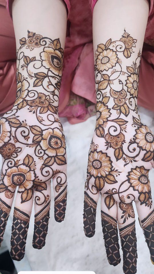 Hands showing mehendi designs — Mehendi classes in Kolkata